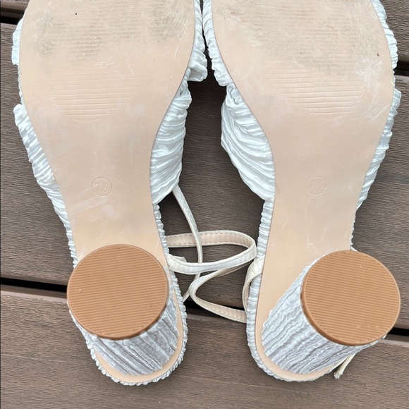 Ruffled Twist Top Fabric Covered White Women's Heeled Sandals - Size 7.5 - Picture 11 of 13